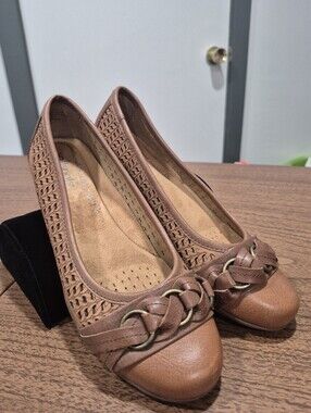 Like New! Softspots Posie Laser Leather Slip On Shoes